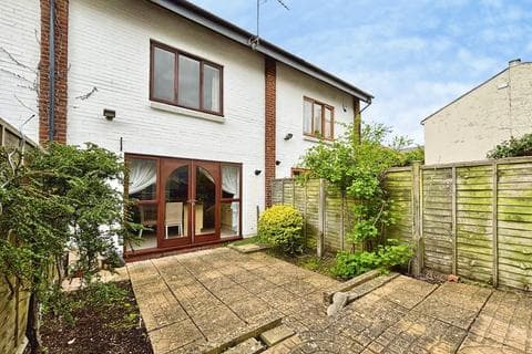 Terraced house - Fairview Close, Cheltenham, Gloucestershire