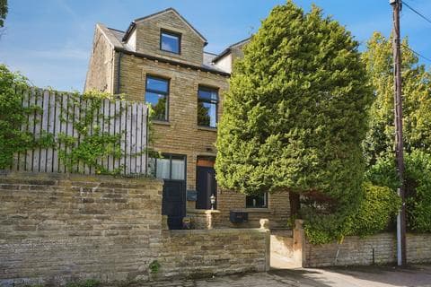 Detached house - Moor End Road, Huddersfield