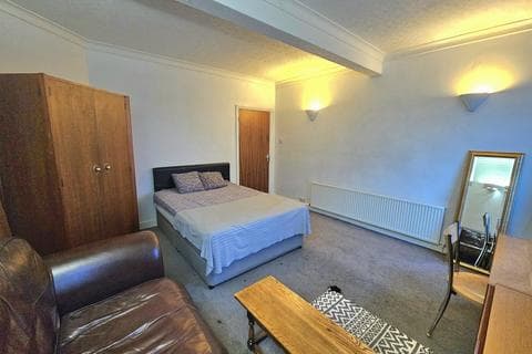 Detached house - Low Hill Crescent, Wolverhampton WV10