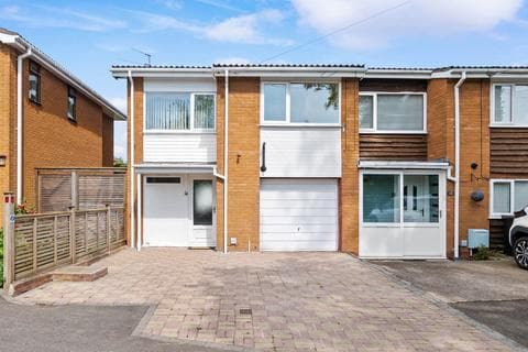 End of terrace house - 14 Yew Tree Close, Worcester.  WR5 2LH