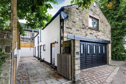 Coach house - The Coachouse, Back Green, Huddersfield HD3