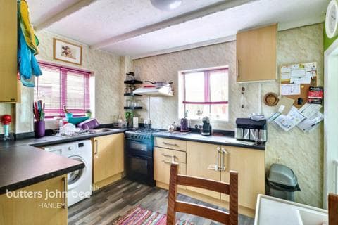 Semi-detached house - Winchester Avenue, Stoke-on-Trent, ST2 0JL