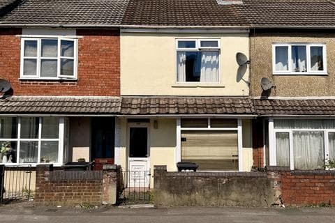 Terraced house - Ferndale Road, Swindon, SN2