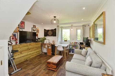 Maisonette - Cartwright Place, Oldbrook, Milton Keynes