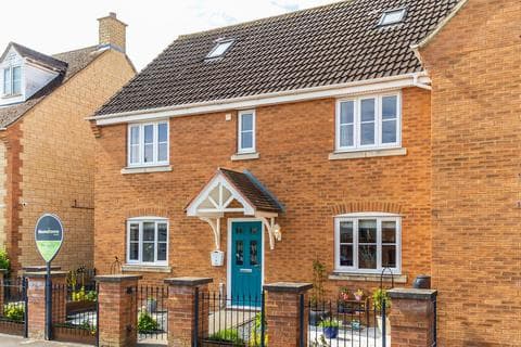 Semi-detached house - Minnow Close, Oakhurst, Swindon, SN25 2HW