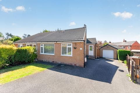 Semi-detached bungalow - Turnshaw Close, Kirkburton, HD8