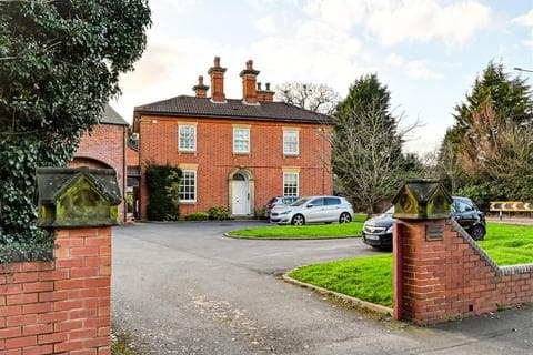 Mews - 2c, 2d, 2e Woodthorne Grange, Woodthorne Road, Tettenhall, Wolverhampton, WV6  8TP