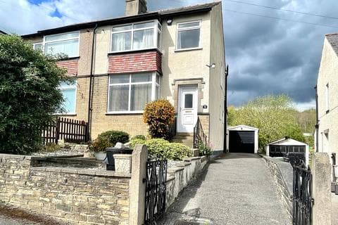 Semi-detached house - York Avenue, Fartown, HD2