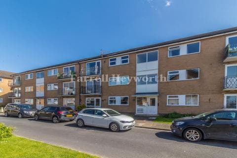 Flat - South Lawn, Blackpool FY4