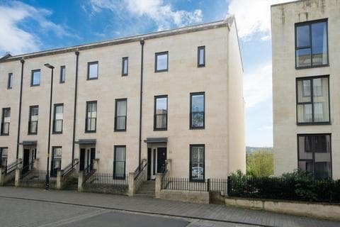 4 bedroom terraced house for sale
