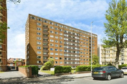 Flat - Coombe Lea, Hove