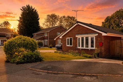 Detached bungalow - Eland Close, Rossington, DN11
