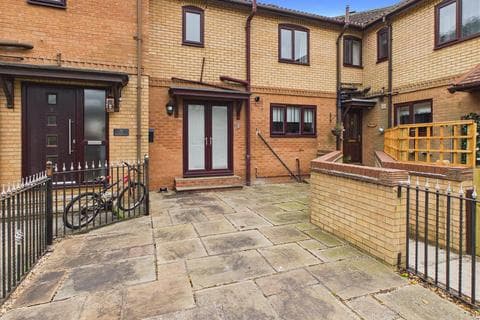 Terraced house - Riverside Court, Cliff Road, Hessle