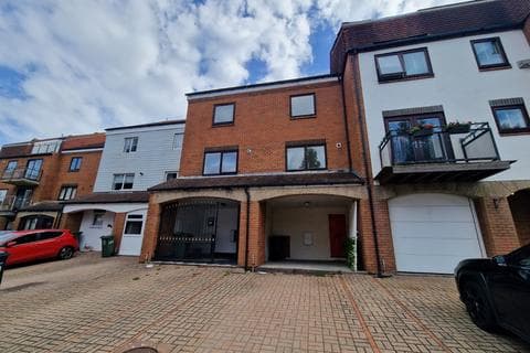 Terraced house - Ferry Road, Hampshire PO4