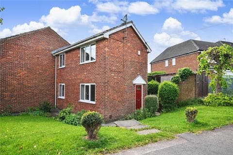 Terraced house - Kingsley Drive, Birkenshaw, Bradford, West Yorkshire