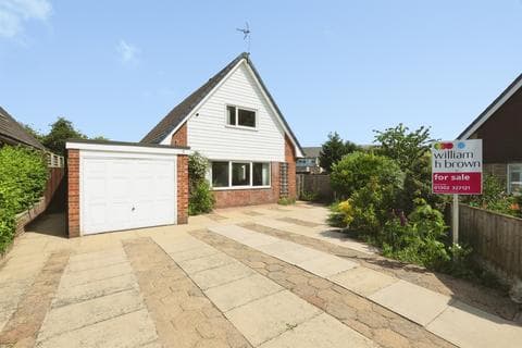 Detached bungalow - Darfield Close, Rossington, DONCASTER