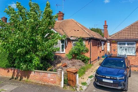 Semi-detached bungalow - Cameron Crescent, Northampton NN5