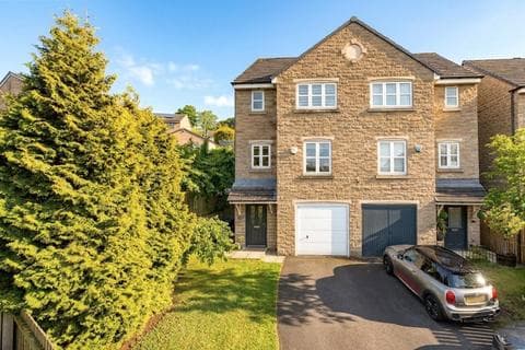 Semi-detached house - Summerley Court, Idle, Bradford, West Yorkshire