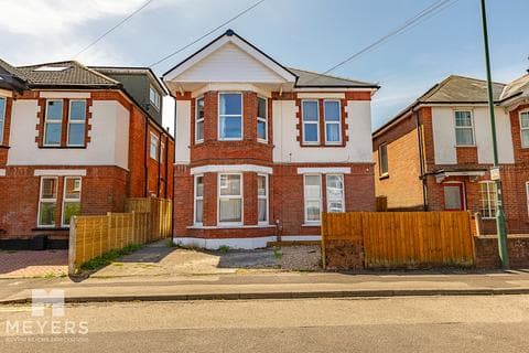 3 bedroom flat for sale