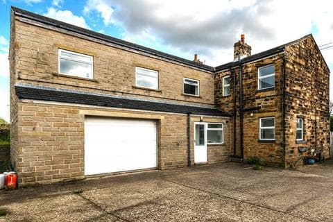 Semi-detached house - Bradford Road, Birkenshaw, Bradford, West Yorkshire, BD11