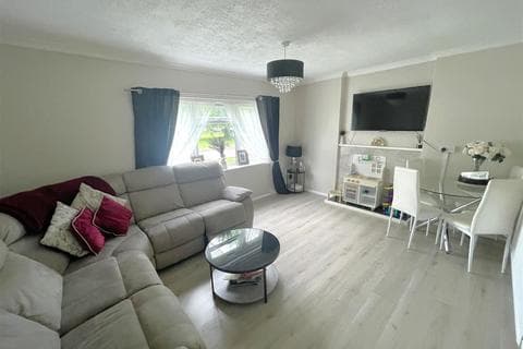 Flat - Clevedon Square, Somerset Road, Cheltenham