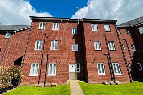 Flat - Farcroft Close, Lymm, WA13