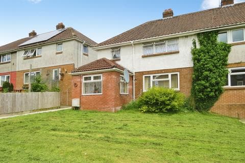 Semi-detached house - Ffordd Ganol, Bridgend