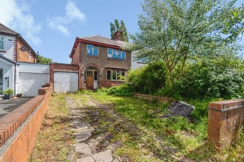 Semi-detached house - Oxbarn Avenue, WOLVERHAMPTON, West Midlands, WV3