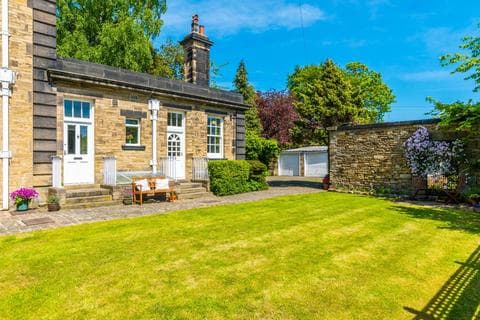 Flat - St. Helens Lane, Leeds, West Yorkshire, LS16