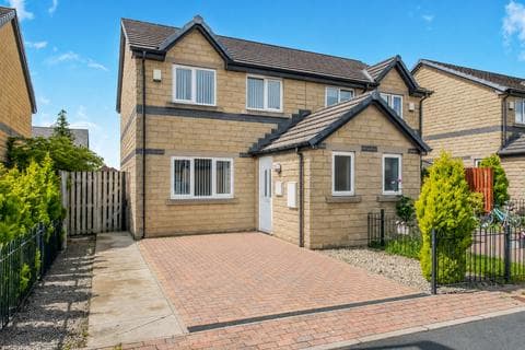 Semi-detached house - Redwood Crescent, Bierley, Bradford, West Yorkshire, BD4