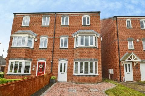 Semi-detached house - Oval View, Middlesbrough, North Yorkshire, TS4