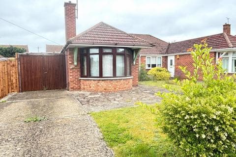 Semi-detached bungalow - Oxstalls Drive, Longlevens, GL2