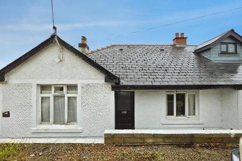 Semi-detached bungalow - Wyndham Crescent, Bridgend CF31