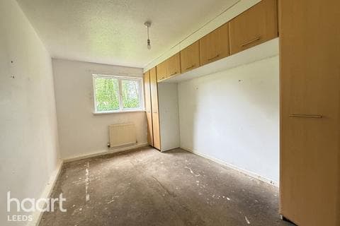 Flat - Highlands Close, LEEDS