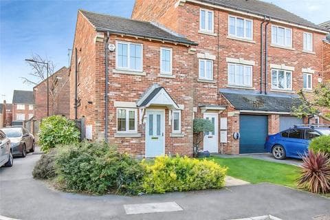 End of terrace house - Honeysuckle Close, South Yorkshire DN4