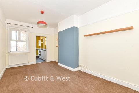 Flat - Laburnum Grove, Portsmouth PO2