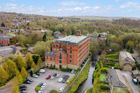 Penthouse - Threadfold Way, Bolton, BL7