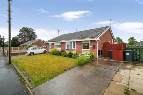 Semi-detached bungalow - Atterby Drive, Doncaster, DN11
