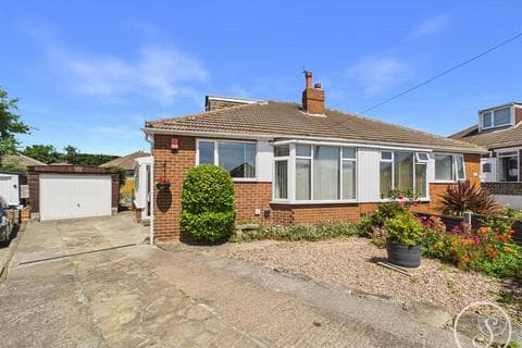 Semi-detached bungalow - Field End Green, Leeds