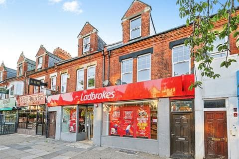Semi-detached house - Kingsley Park Terrace, Northampton