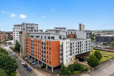 Penthouse - Armouries Way, Leeds LS10