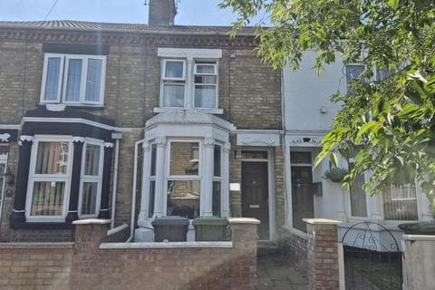 Terraced house - Queens Walk, Peterborough PE2
