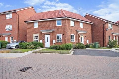 2 bedroom maisonette for sale