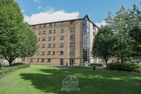 3 bedroom flat for sale