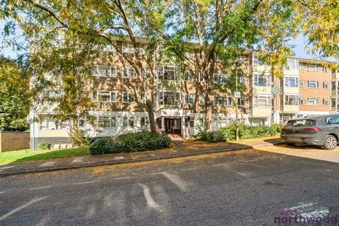 3 bedroom flat for sale