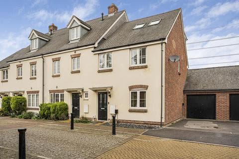 5 bedroom end of terrace house for sale
