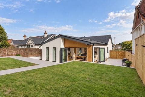 4 bedroom detached bungalow for sale