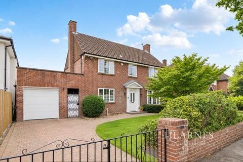 5 bedroom detached house for sale
