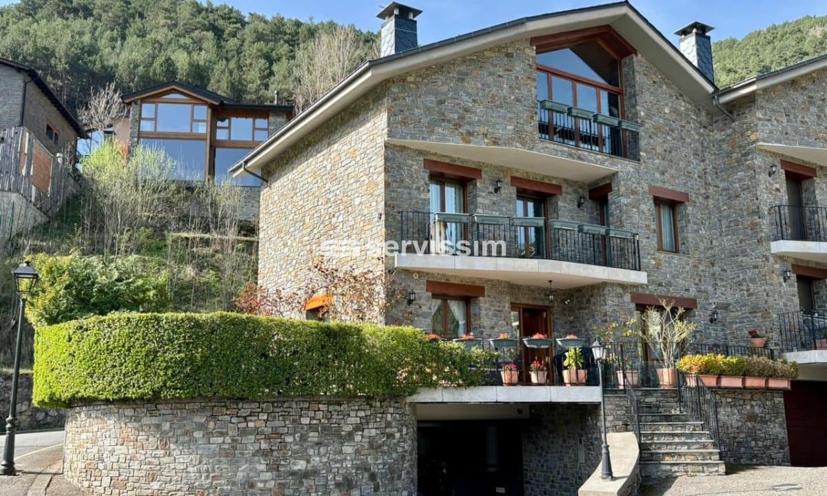 Casa adosada en venta en Sispony, 4 habitaciones, 302 metros