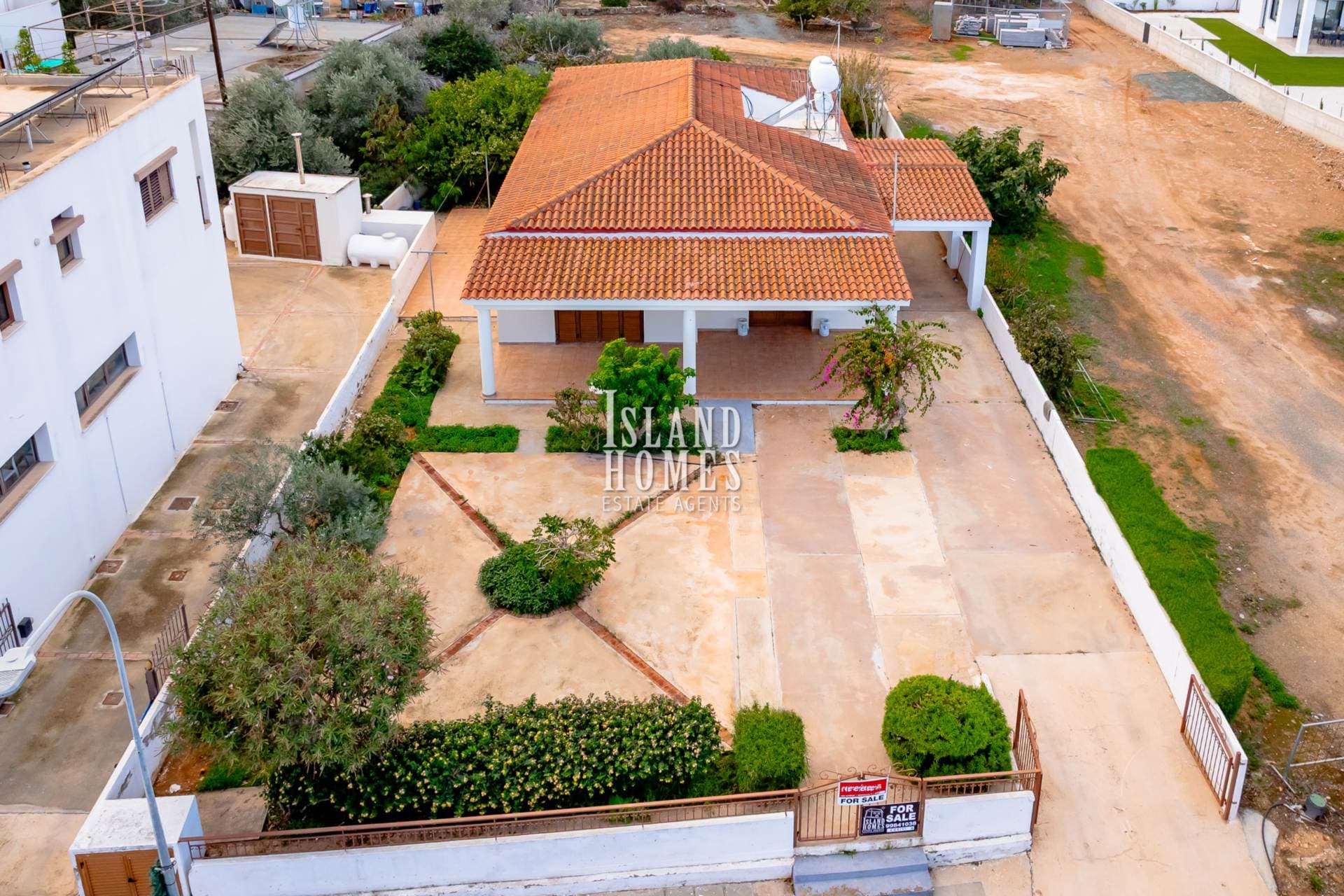 2 bedroom bungalow with TITLE DEEDS ready to transfer, on a superb 702m2 plot in fabulous location of Deryneia - DER193